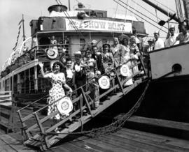 ["Show Boat" cast members board S.S. "Lady Alexandra"]