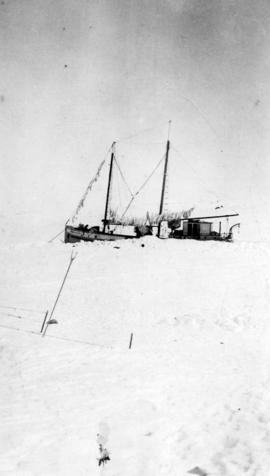 [The "Fort Macpherson" stuck in the ice]