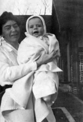 [Elizabeth Cooley McKibbin holding baby] Davidson Burns McKibbin