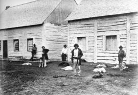 [Metis and dogs at the Hudson's Bay Company in Fort Carleton, N.W.T.]