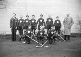 [West End Pee Wee Boys' Hockey team outside the Forum]