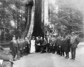 [Lord Strathcona and Sir MacKenzie Bowell with group in front of "Hollow Tree"]