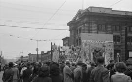 [Float in Chinese parade during VJ Day celebrations]