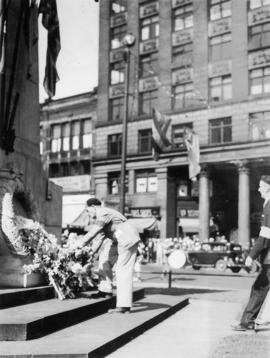 Vancouver Veterans Battalion placing wreath on cenotaph
