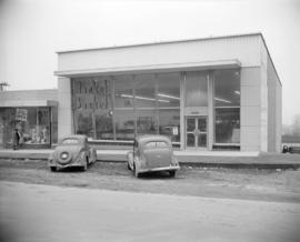 [Exterior view of Market Basket grocery]