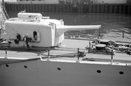 [Sailors beside a cannon on the deck of U.S. ship "Cincinnati"]
