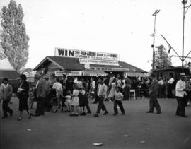 Crowd around P.N.E. program grand prize pan-abode house