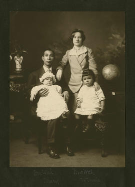 Wah - Yip and Emma with children - c.1911