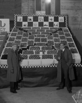 From pruner to pie in the Sunny Similkameen [Men standing in front of a fruit display with illust...