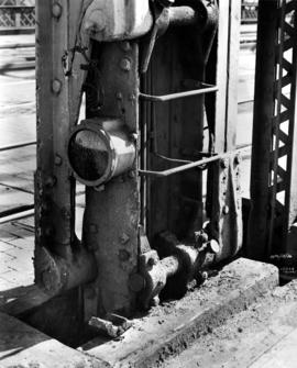 [Damage to the swing span of the Granville Bridge]