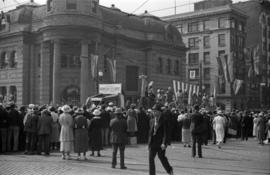 [Norwegian Icelandic float passing Carnegie Library in the Vancouver Golden Jubilee parade]