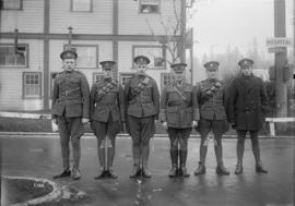 [Group portrait of soldiers in the street]