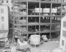 Construction of pan house and fitting tanks to pan floor