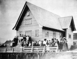 [Mr. and Mrs. William Hunt and wedding party in front of Holy Trinity Church at Pine Street and 6...