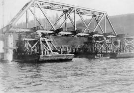South steel span being positioned on piers 4 and 5 : March 6, 1925