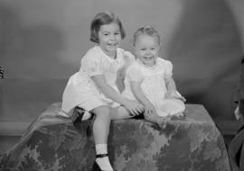 Mrs. Pottinger : [portrait of] two children [Susan and Diana Pottinger]