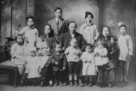 Wong - Quong H. Wong w extended family - 1919