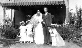 The wedding of Athea Banfield and Harold Fullerton, July 8, 1936 [at] 3:30 p.m. : The wedding group