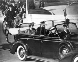 [King George VI and Queen Elizabeth in a car]