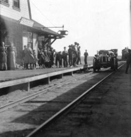 [The Glidden automobile at the Parkbeg station]