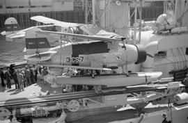 [Biplanes on the deck of the U.S. ship "Cincinnati"]