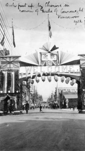 [Chinese arch erected on Pender Street and Carrall Street for the visit of the Duke and Duchess o...