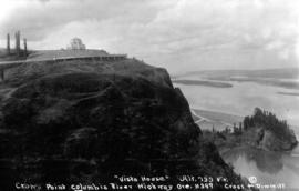 On the Columbia River Highway : Vista House and the Columbia River