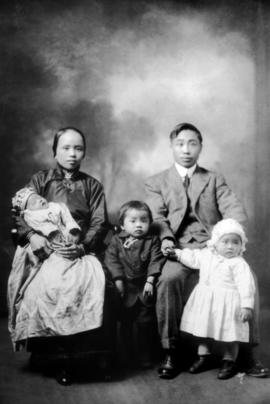 Wong - Quong John and wife with children - 1919