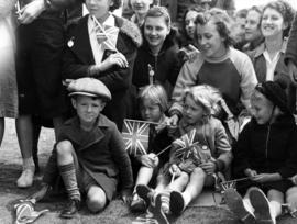 [Children waiting to see King George VI and Queen Elizabeth]