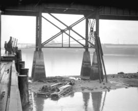 Accident, Grayline tour bus on Connaught Bridge