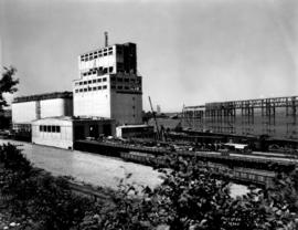 Alberta Wheat Pool elevator under construction