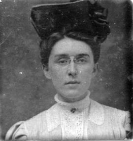 [Portrait of unknown nursing sister]