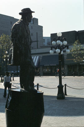 [Statue of John Deighton ("Gassy Jack") in Maple Tree Square]