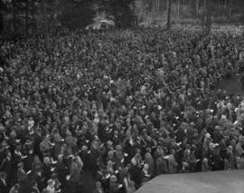 Crowd gathered in Stanley Park for unveiling of Harding Memorial