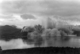 Ripple Rock explosion, cloud grows