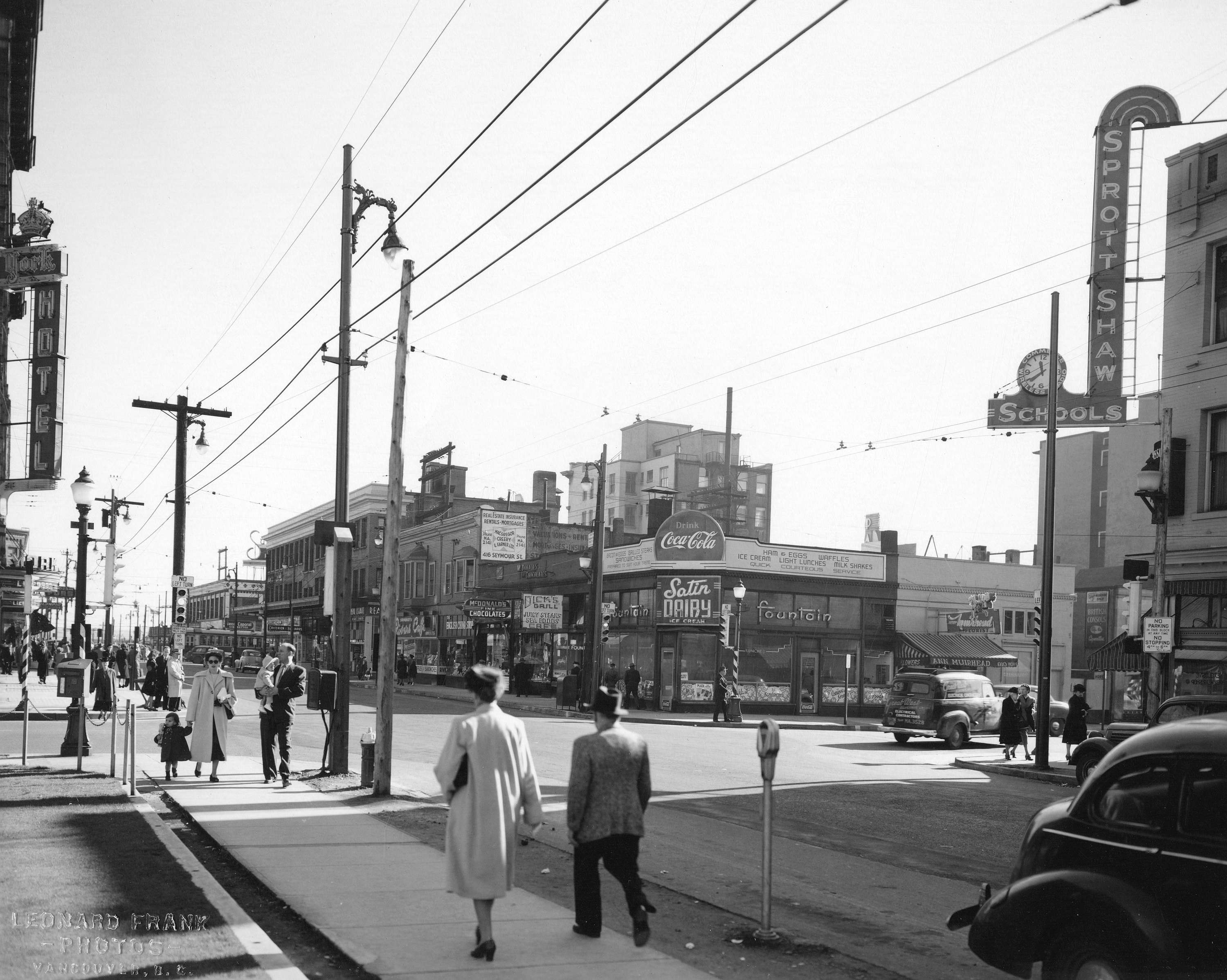 The south side of Robson Street looking east from Howe Street] - City of  Vancouver Archives