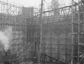 Construction of raw sugar bin: hoisting roof steel