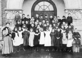 [A class in front of Strathcona School on Jackson Avenue and Princess Street (East Pender Street)]