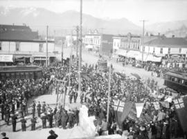 [Crowds observing the Masonic ceremony of laying the corner stone of the Carnegie Library, southw...