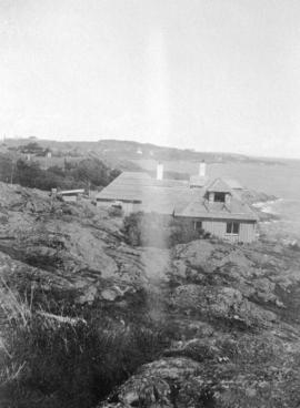 [Job no. V-1] : the Coultas house - looking east, Oak Bay [Victoria B.C.]