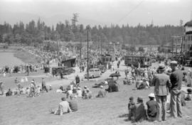 [Crowds at the Georgia Street entrance to Stanley Park]