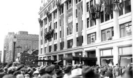 The crowd at the H.B.Co. [Hudson's Bay Company waiting for their majesties, King George VI and Qu...