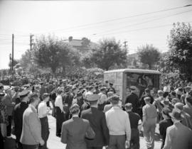 [Man gathered around a newspaper delivery truck during a strike at the Vancouver Daily Province]