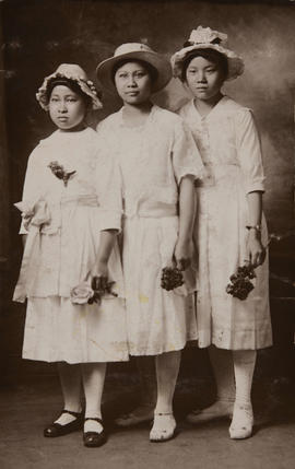 Mabel Chow Ng with two unidentified girls - c. 1920