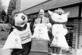 Tillicum, Mike Harcourt and MacTavish holding plastic bags