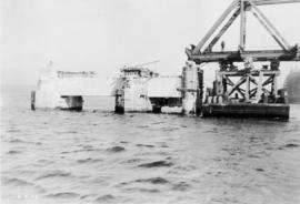 South steel span being positioned on to piers 4 and 5 : March 6, 1925