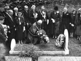 [The Mayor of Richmond, England lays wreath on the grave of Captain George Vancouver]