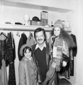 Robert Goulet and two children