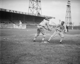 Maple Leaf Baseball Club [Game - play at a base]