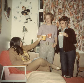 What can happen in Hamber House : Coffee time, Shari Podersky, Eleanor Chappell, Carol Mattes